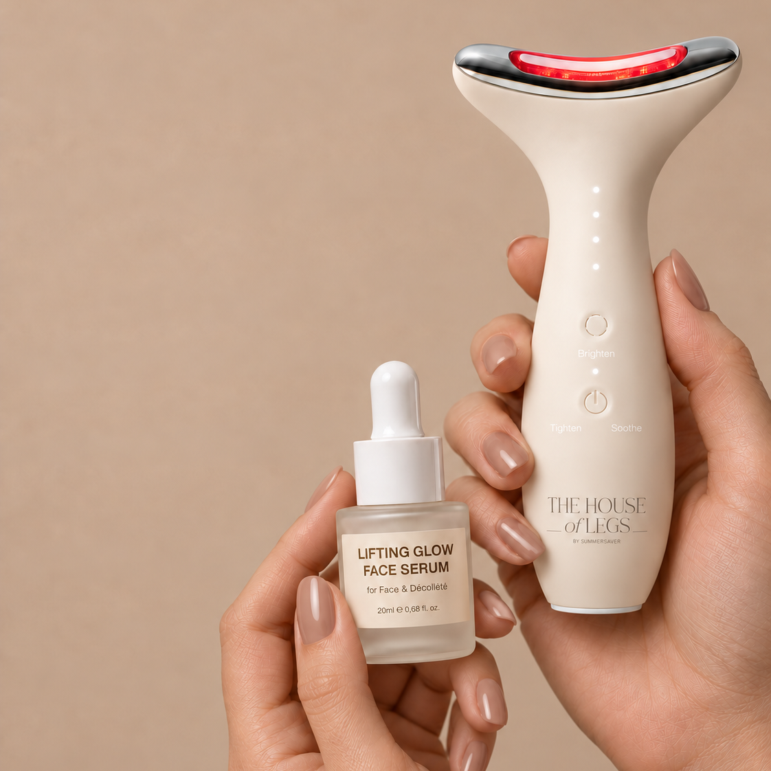 Lifting Glow Face Serum und EMS & Light Therapy Device in der Hand